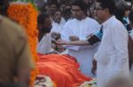 at Bal Thackeray funeral in Mumbai on 18th Nov 2012 (333).JPG